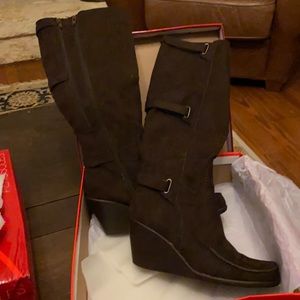 Aerosoles Gatherer Brown Suede Boots. 7.5